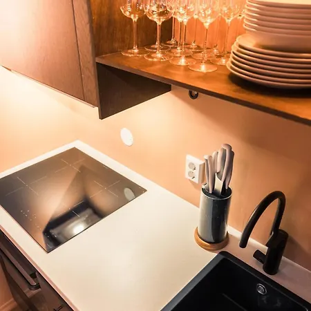 Private In Historic Street Apartment *