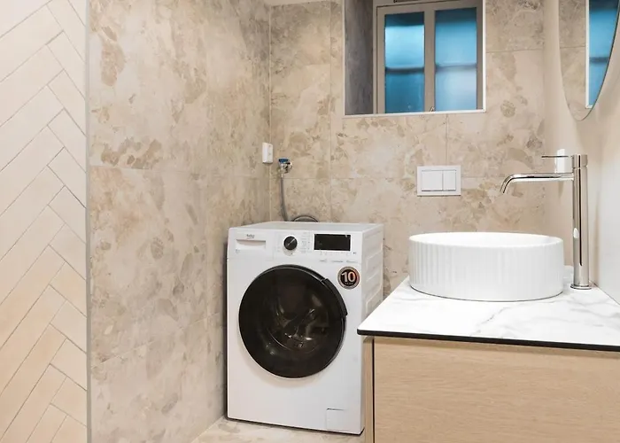 Private In Historic Street Lägenhet