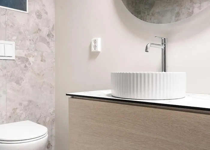 Private In Historic Street Μπέργκεν